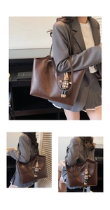 Détail du sac cabas marron foncé avec texture cuir et charmant pendentif lapin