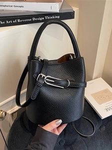 Sac seau minimaliste en cuir grainé noir avec boucle argentée et bandoulière réglable