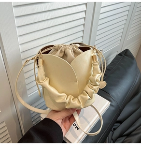 Détail du sac seau tulipe crème avec pétales en cuir et fermeture à cordon coulissant