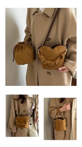 Détail d'un sac seau en daim marron avec bordure en forme de cœur et doublure à cordon