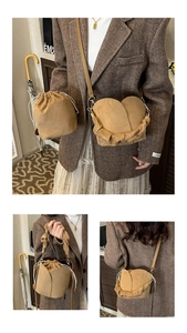 Détail du sac seau en daim kaki au design de pétales avec pochette à cordon