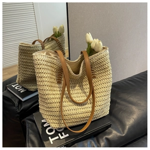 Gros plan du sac cabas beige tressé avec anses en cuir marron et tulipes décor