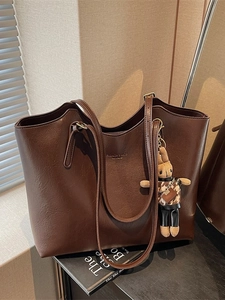 Grand sac cabas en cuir marron avec bandoulières et charmant pendentif lapin mignon