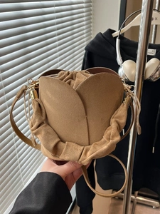 Sac seau chic en daim en forme de tulipe marron chameau avec cordon de serrage et anses