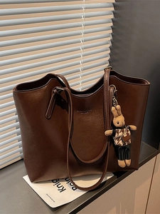 Grand sac cabas minimaliste marron foncé en similicuir texturé avec breloque lapin