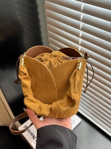 Sac seau tulipe rétro en daim caramel avec pétales et fermeture à cordon