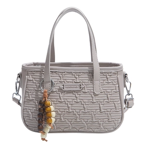 Sac à main gris à texture tissée avec breloque en perles et crochets de bandoulière