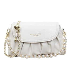 Sac nuage plissé blanc avec chaîne de perles élégante et bandoulière en métal doré
