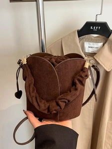 Sac seau tulipe rétro en daim marron foncé avec fermeture à cordon et motif pétale