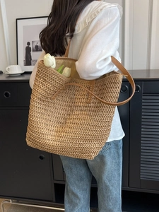 Grand sac fourre-tout en paille tressée avec lanières en cuir marron et fermeture éclair
