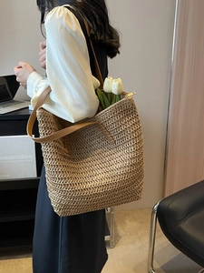 Grand sac cabas en paille tissée avec poignées en cuir marron et fermeture éclair femme