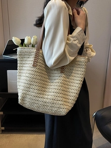 Sac fourre-tout chic en paille tissée blanc crème avec anses en cuir marron pour l'été