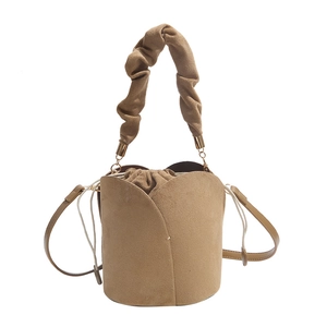 Borsa a secchiello in camoscio cammello da donna con design a petali e manico plissettato