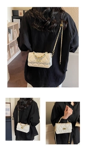 Détail du sac à main matelassé blanc avec bandoulière chaîne dorée et fermoir métal