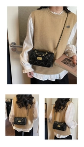 Détail du mini sac matelassé noir avec bandoulière chaîne dorée et fermoir pivotant carré