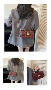 Détail du sac matelassé bordeaux avec bandoulière chaîne dorée et fermoir en métal chic