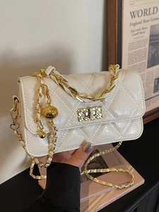 Chic sac bandoulière beige matelassé avec chaîne dorée et breloque boule métal