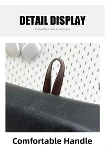 Detail des komfortablen braunen Ledergriffs auf dem schwarzen Rucksack mit Struktur