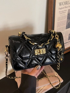 Sac baguette en cuir verni noir matelassé avec chaîne dorée et coutures en losanges