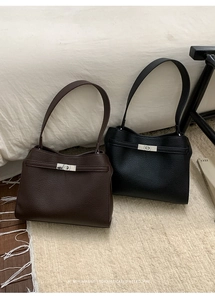 Gros plan de sacs portés épaule en cuir grainé avec d'élégants fermoirs tournants en métal