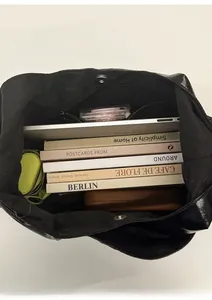 Intérieur spacieux du sac cabas en cuir noir avec grande capacité et poche zippée