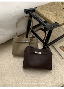 Détails des sacs en cuir grainé kaki et marron foncé avec fermoir métallique argenté