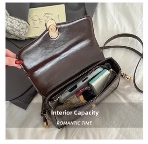 Internal capacity of brown vintage faux leather handbag with golden twist lock
