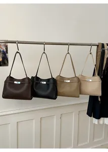 Sacs seau à motif litchi en marron foncé, noir, camel et blanc cassé