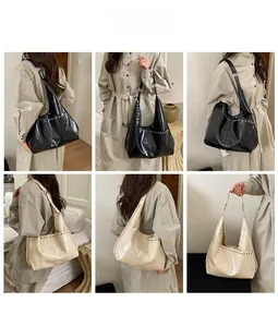 Détail d'un grand sac fourre-tout avec rivets métalliques et texture en cuir brillant chic
