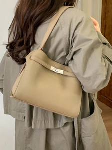 Sac seau chic beige à texture litchi doté d'une ceinture et d'un fermoir tournant