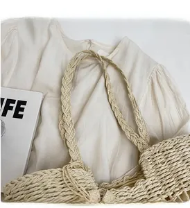 Détail rapproché de la poignée tressée artisanale sur ce sac à main en paille pour femme