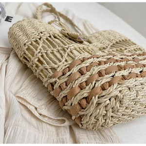Gros plan détaillé d'un sac de plage en paille tissé à la main avec texture contrastée et maille