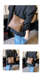 Détail du sac seau en cuir marron foncé avec boucle en métal et logo doré