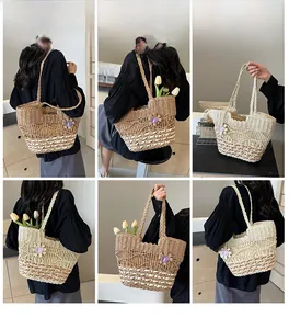 Détail d'un sac cabas en paille tressée avec design en résille et papillon violet