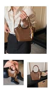 Vistas detalladas de un bolso tote retro marrón con letras doradas y cuentas de colores