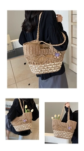 Détails de ce sac à bandoulière en paille tissée à la main avec pendentif floral chic