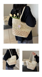 Sac fourre-tout en paille avec charm papillon violet et poignées en corde tressée d'été