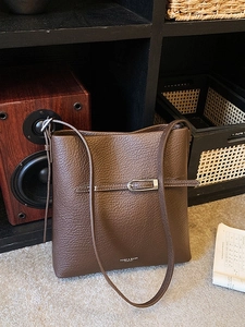 Sac seau minimaliste marron foncé motif litchi avec bandoulière et œillet métallique