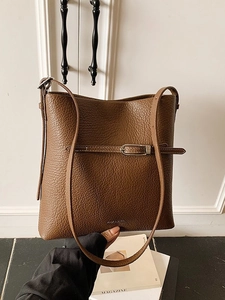 Sac seau chic en cuir marron motif litchi avec boucle décorative pour le quotidien