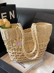 Grand sac cabas en paille tissée avec détail papillon crocheté et doublure intérieure