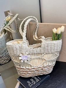 Sac fourre-tout en paille tissé à la main avec breloque fleurie pour les vacances de plage