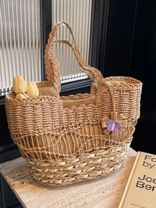 Sac fourre-tout en paille tissé main avec motifs ajourés et breloque papillon
