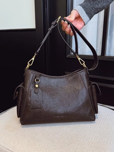 Borsa a spalla vintage in similpelle marrone scuro con dettagli dorati e tasche laterali