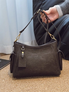 Borsa a tracolla vintage marrone scuro con tasche laterali e finitura opaca