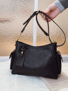Borsa a spalla nera vintage in ecopelle con tasche laterali e tracolla regolabile