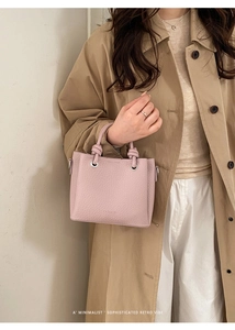 Borsa tote rosa in pelle martellata con manico a nodo e dettagli di design alla moda