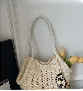 Détails du sac fourre-tout tissé blanc cassé avec perles en bois et motif au crochet