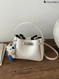 Retro Women Lychee PU Leather Bucket Bag With Silver Metal Turn Lock And Cute Bear Pendant Commuter Fashion Crossbody Handbag