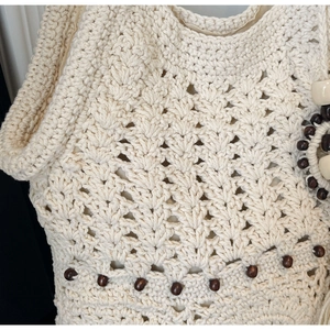 Détail du sac cabas en crochet avec motif en dentelle ajourée et perles en bois marron