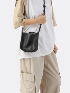 Minimalistische schwarze Umhängetasche aus Leder in Eimerform mit verstellbarem Riemen